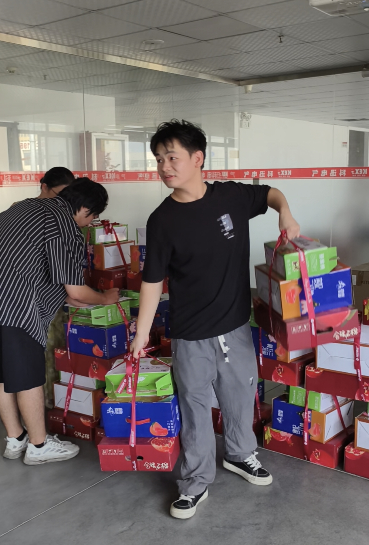 मध्य-शरद उत्सव के अवसर पर, केक्सुन इलेक्ट्रिक ने प्रत्येक कर्मचारी के लिए उत्तम उपहार बॉक्स तैयार किए हैं।